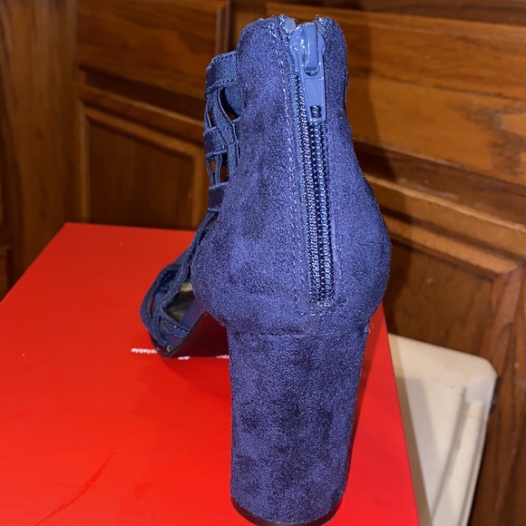 TANY  navy blocked heels size 7m NWT - Picture 3 of 10